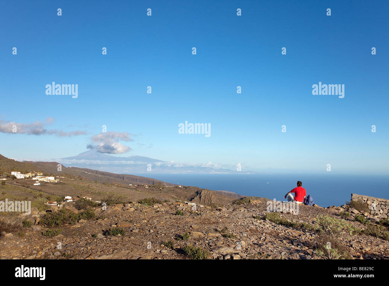 Randonneur regardant la vue au volcan Teide et sur la mer, La Gomera, Canary Islands, Spain, Europe Banque D'Images