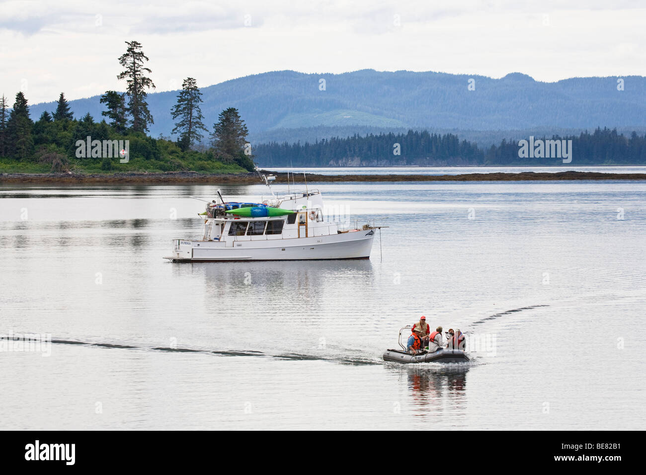 Un bateau à moteur et des personnes dans un canot, le passage de l'intérieur, le sud-est de l'Alaska, USA Banque D'Images Un bateau à moteur et des personnes dans un canot, le passage de l'intérieur, le sud-est de l'Alaska, USA Banque D'Images