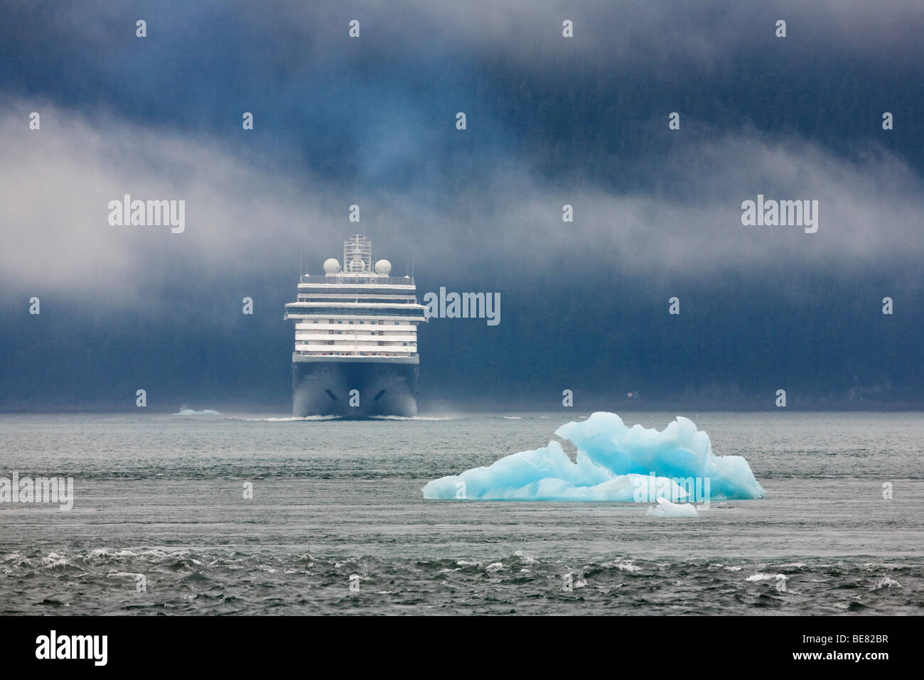L'approche d'un petit bateau de iceberg, Inside Passage, Alaska, USA Banque D'Images