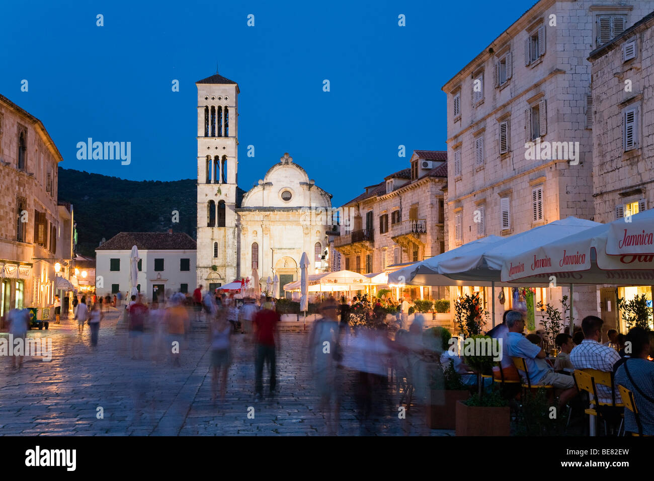 Les gens à des terrasses de cafés dans la vieille ville le soir, Hvar, île de Hvar, Dalmatie, Croatie, Europe Banque D'Images