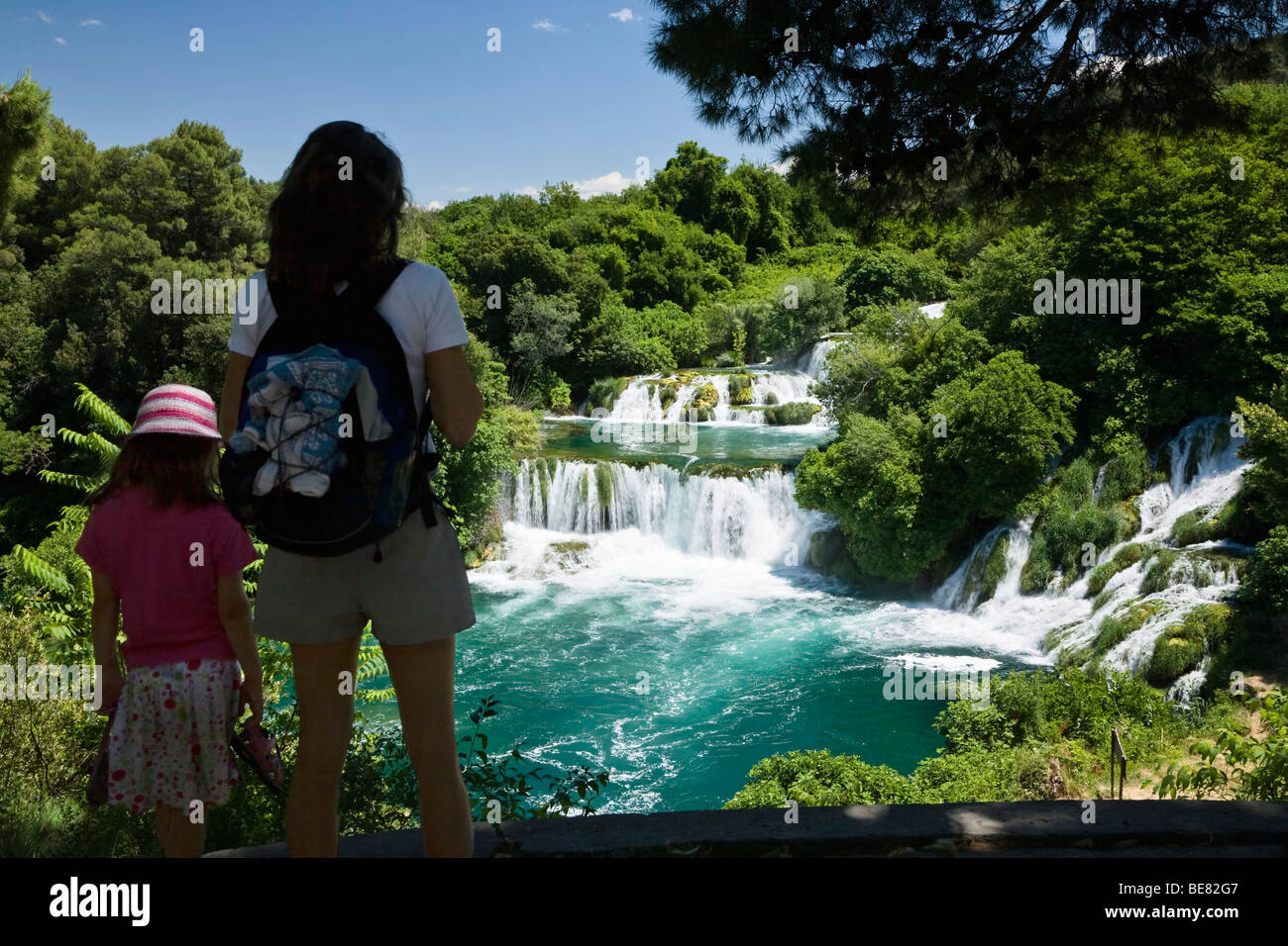 Une femme et un enfant à la recherche au cascades de Krka, Parc National de Krka, Dalmatie, Croatie, Europe Banque D'Images Une femme et un enfant à la recherche au cascades de Krka, Parc National de Krka, Dalmatie, Croatie, Europe Banque D'Images
