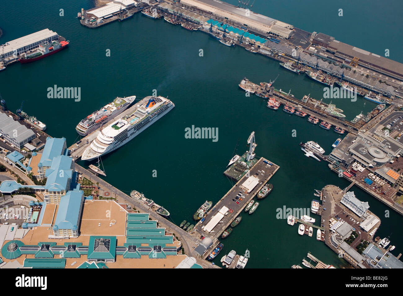 Photo aérienne de croisière MS hanséatique et MS Europa avec Waterfront, Cape Town, Western Cape, Afrique du Sud, l'Afrique Banque D'Images