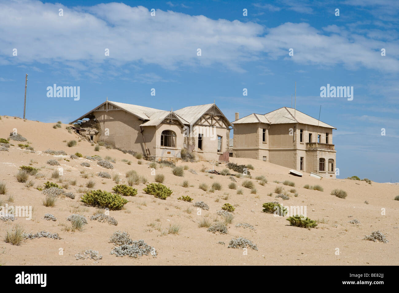 Des bâtiments abandonnés prises par le sable, les bâtiments de la ville fantôme, Kolmanskop, Karas, Namibie, Afrique Banque D'Images