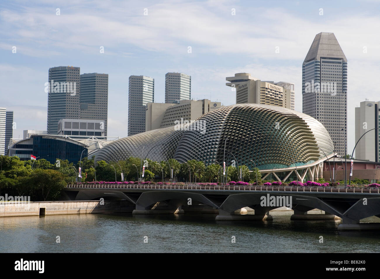 Centre de congrès et des hôtels de Singapour, Esplanade theatre dans l'avant-plan, de Singapour, de l'Asie Banque D'Images