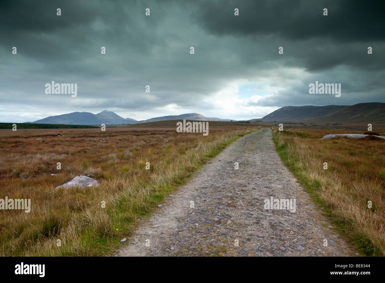 Une photographie de l'atmosphère des montagnes dans la région de Connemara Galway. Banque D'Images