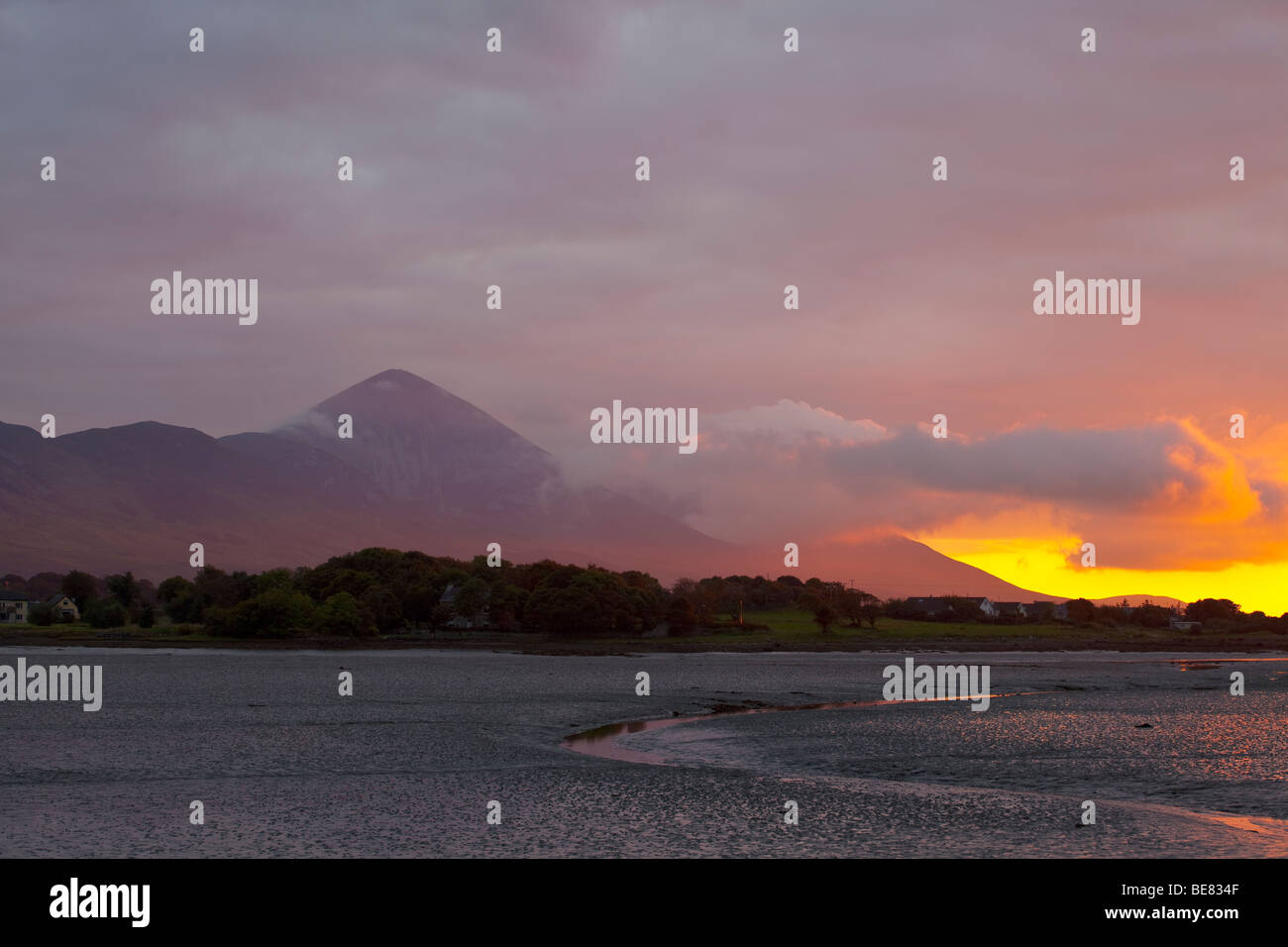 La montagne de Croagh Patrick au coucher du soleil. Banque D'Images