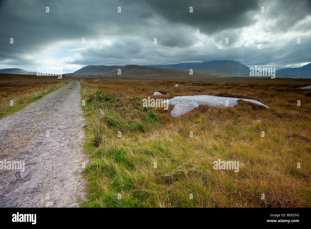 Une photographie de l'atmosphère des montagnes dans la région de Connemara Galway. Banque D'Images