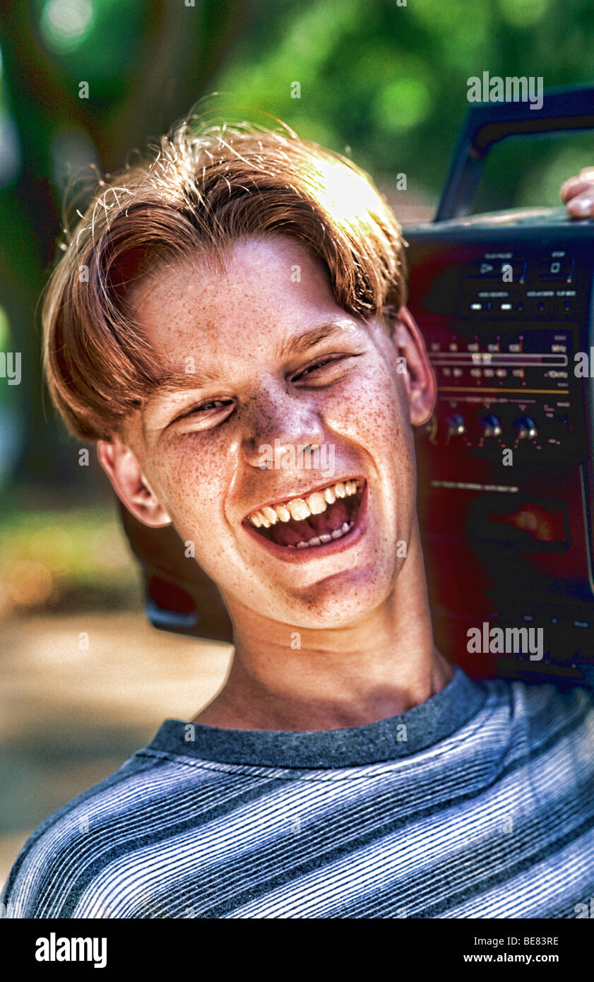 Adolescent de 13 à haute voix de Radio Boom Box and smiling Banque D'Images