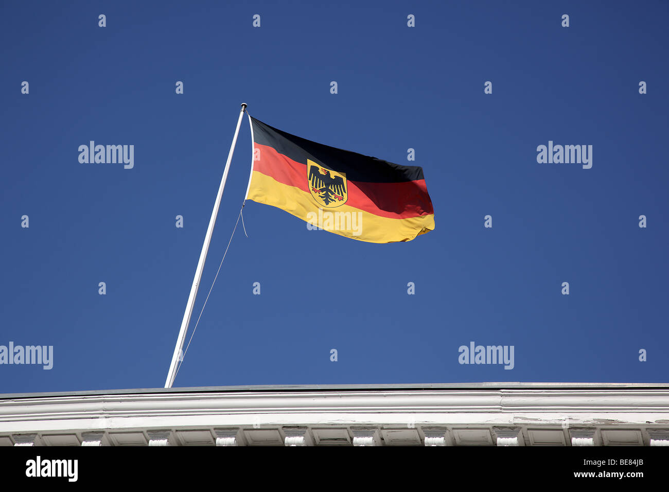 Drapeau allemand avec l'emblème de l'aigle dans le vent à Bonn Allemagne Europe Banque D'Images