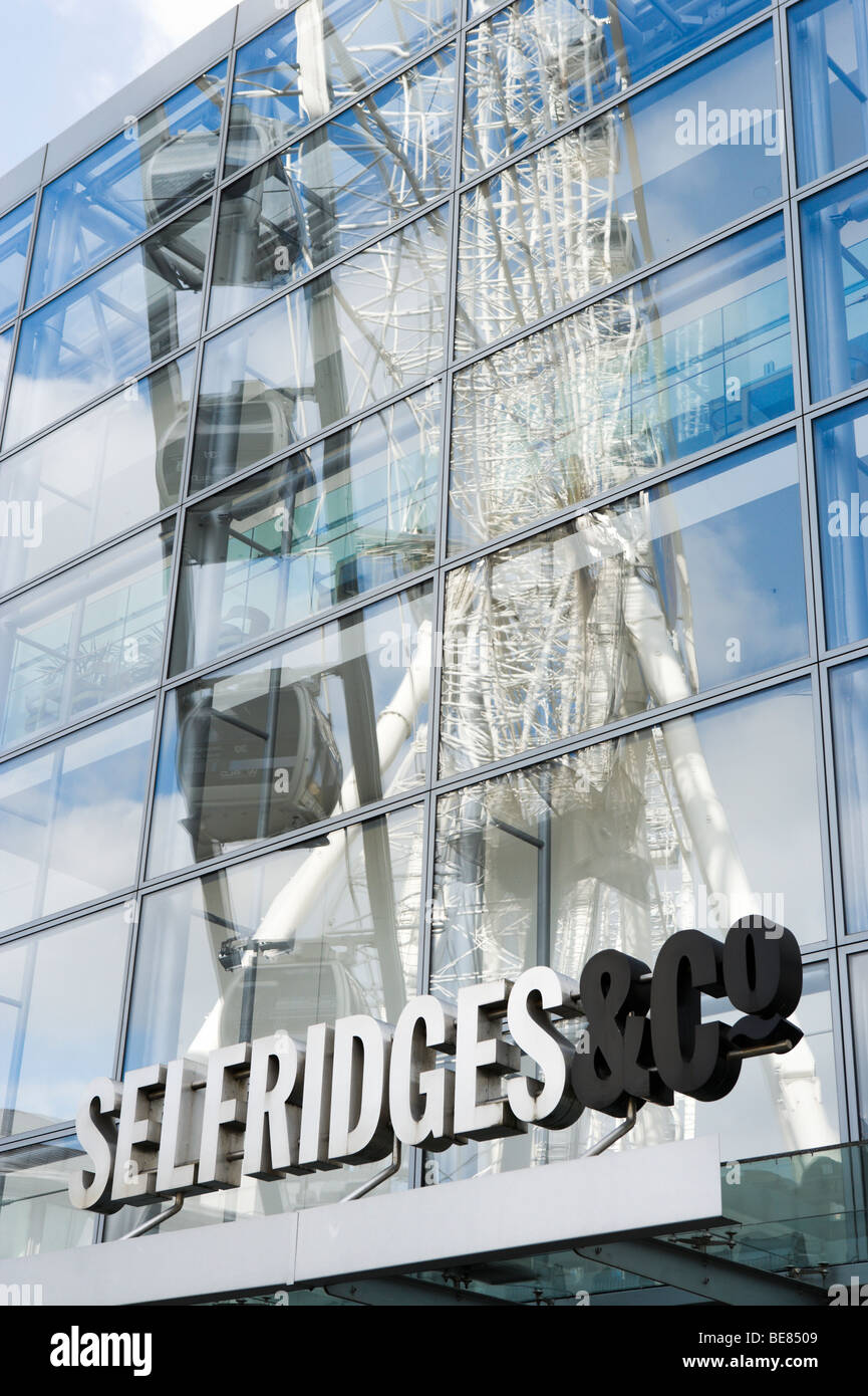 Reflet de la roue de Manchester dans le grand magasin Selfridges de Windows, Exchange Square, Manchester, Angleterre Banque D'Images