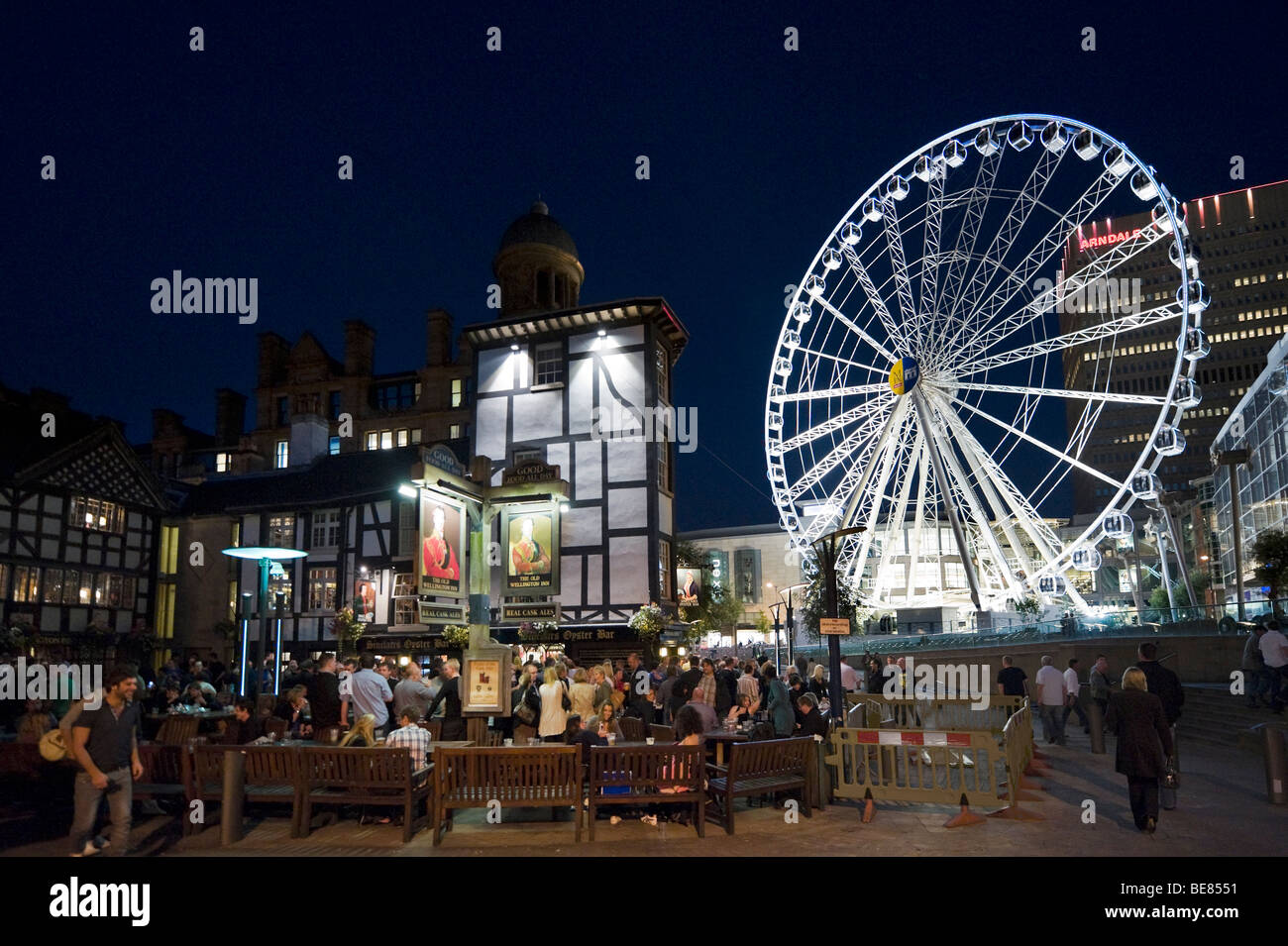 L'ancienne auberge de Wellington dans la nuit avec la roue de Manchester derrière, Exchange Square, Manchester, Angleterre Banque D'Images