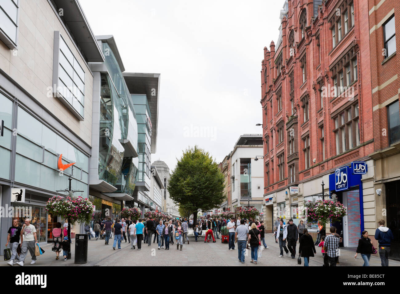 Les principaux magasins et magasins sur Market Street près de l'Arndale Centre, Manchester, Angleterre Banque D'Images