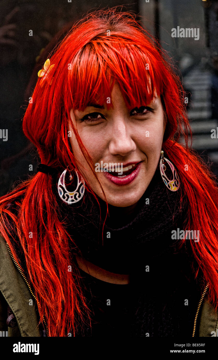 Autre jeune femme avec des cheveux rouge vif et boucles d'à New York on  street Photo Stock - Alamy