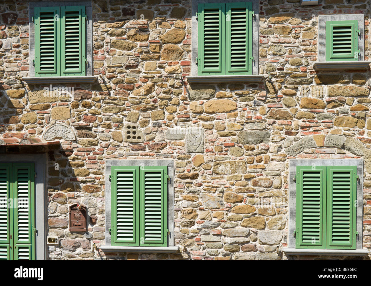 Volets roulants sur une maison traditionnelle dans le centre du village de montagne d'Artimino, Toscane, Italie Banque D'Images