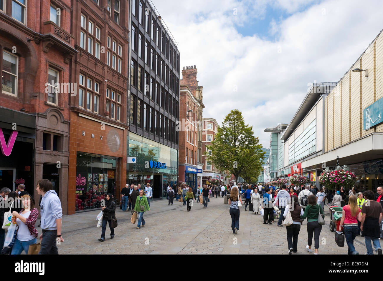 Les principaux magasins et magasins sur Market Street en direction de l'Arndale Centre, Manchester, Angleterre Banque D'Images