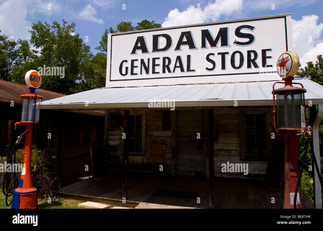 Ancien magasin général Adams avec pompes à essence à partir de 1915 dans des Pioneer Museum New York à Troy dans l'Alabama de l'ancienne gare Banque D'Images