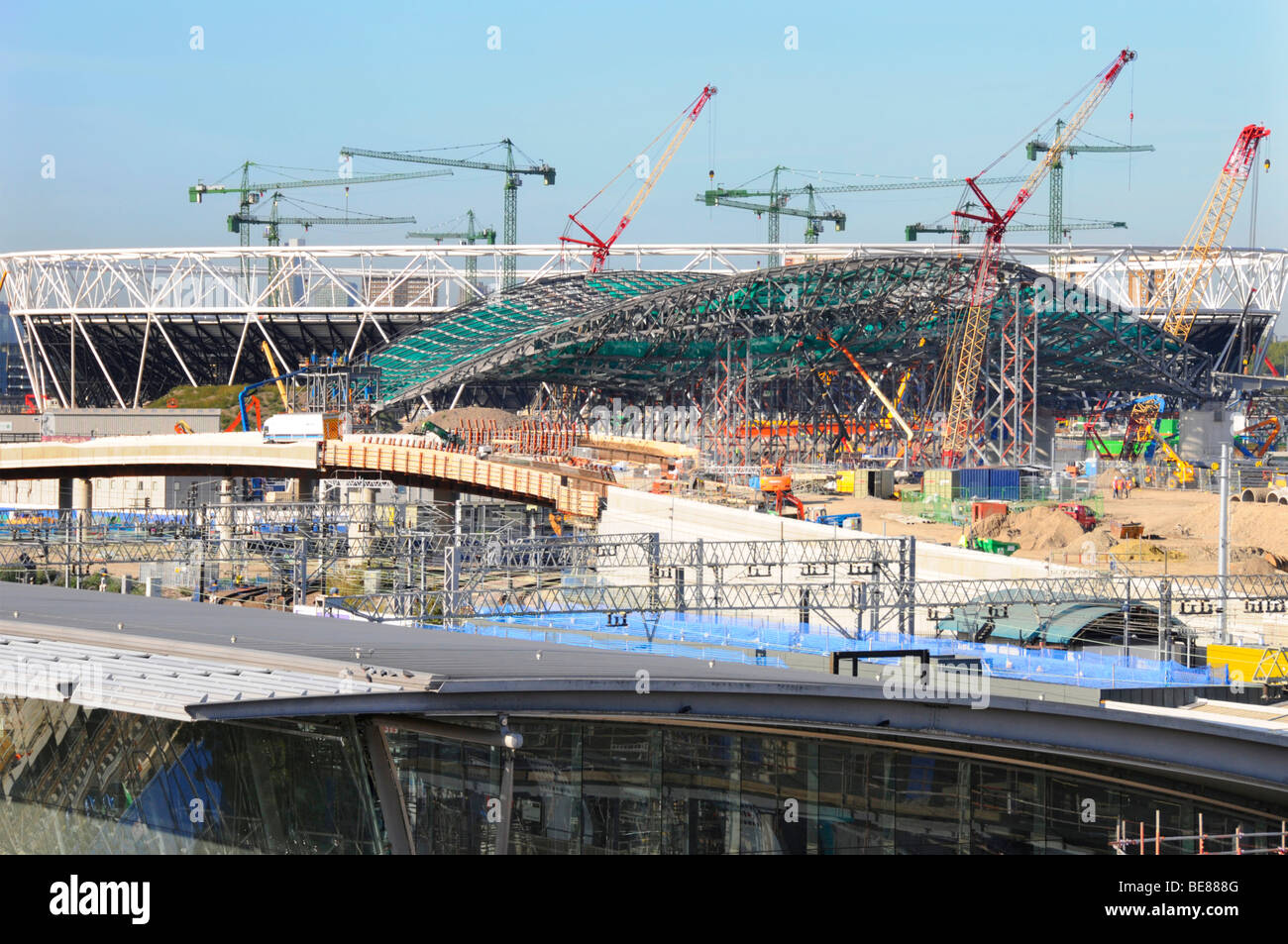 Jeux Olympiques de Londres de 2012 projets de construction vu au-delà de la toiture de la gare ferroviaire de Stratford Banque D'Images