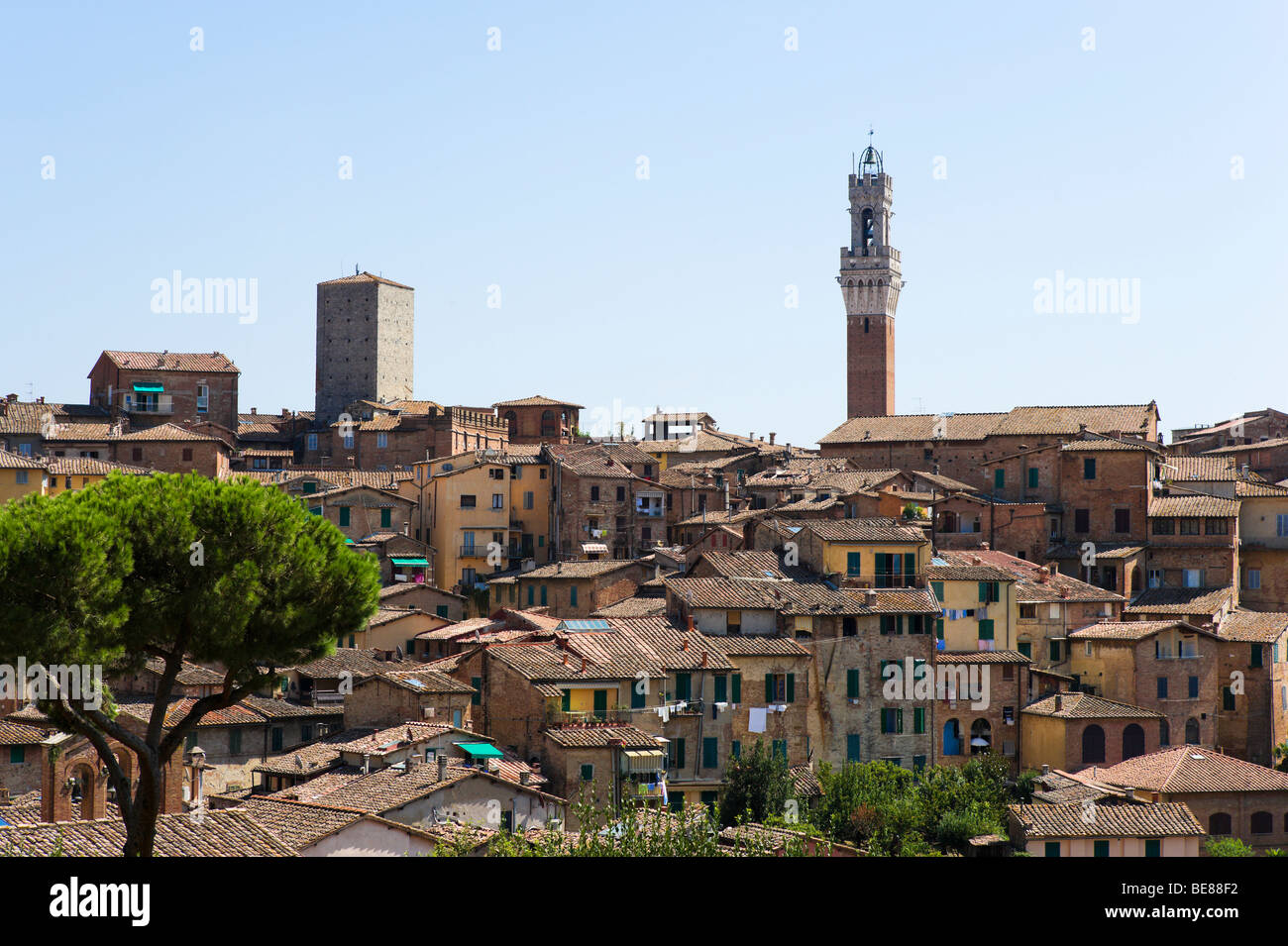 Vue sur la vieille ville en direction de la Torre del Mangia sur le Palazzo Pubblico, Sienne, Toscane, Italie Banque D'Images