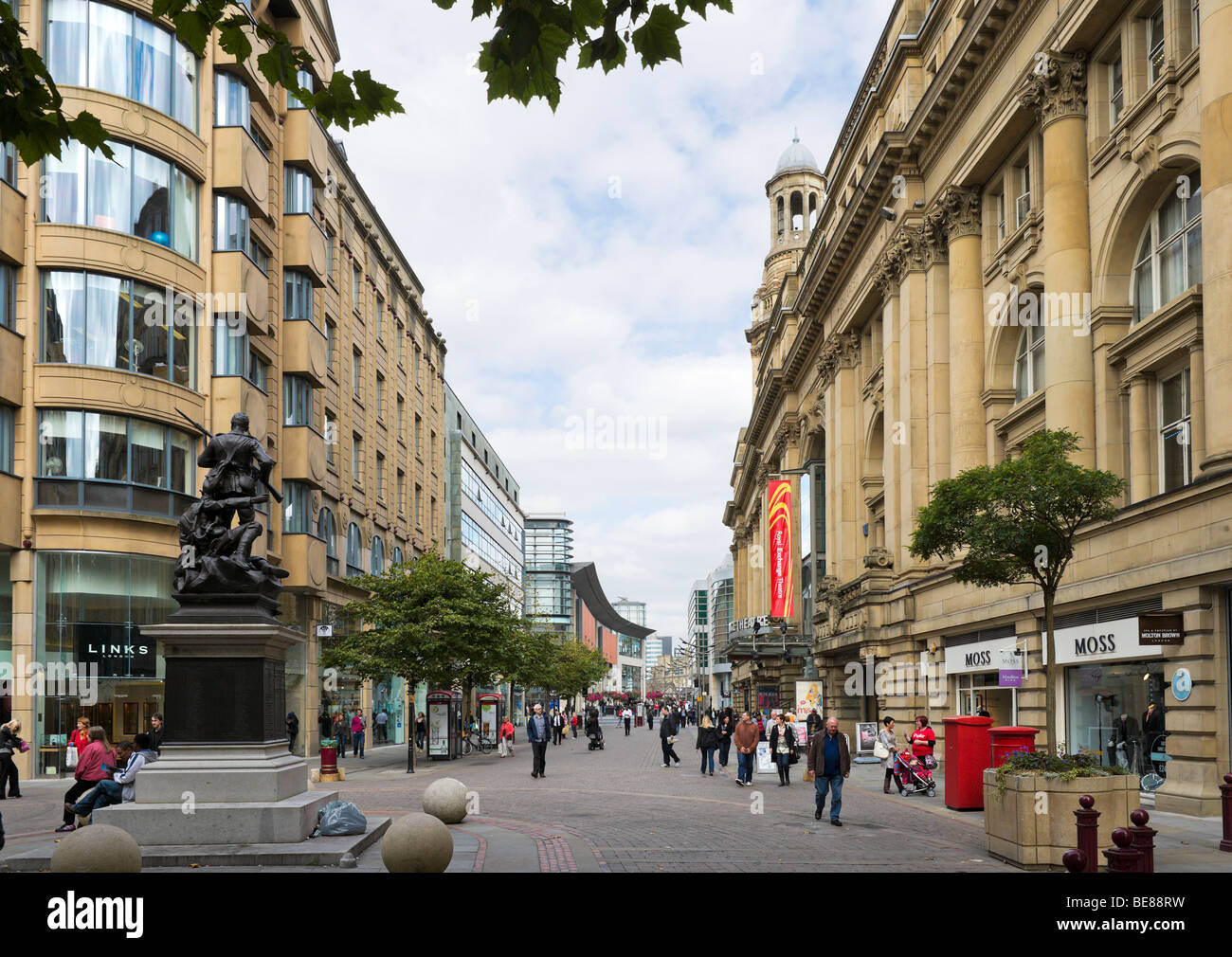 St Ann's Square avec le Royal Exchange Theatre à droite, Manchester, Angleterre Banque D'Images
