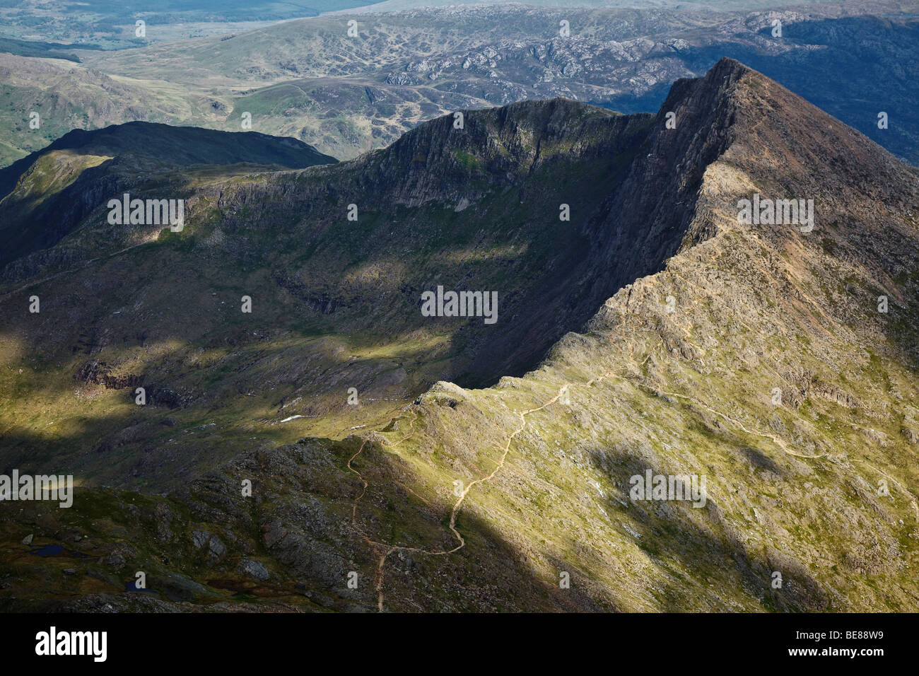 La crête de y Lliwedd et le sentier Watkin depuis le sommet de Snowdon (Yr Wyddfa), Snowdonia National Park (Eryri), Gwynedd, pays de Galles Banque D'Images