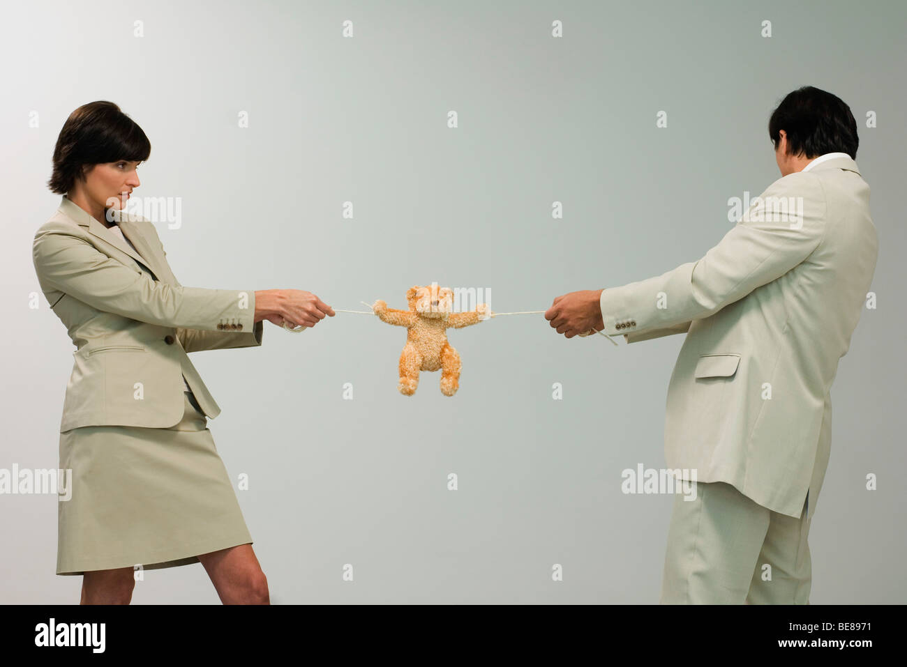 Couple professionnel jouer remorqueur de la guerre avec l'ours Banque D'Images