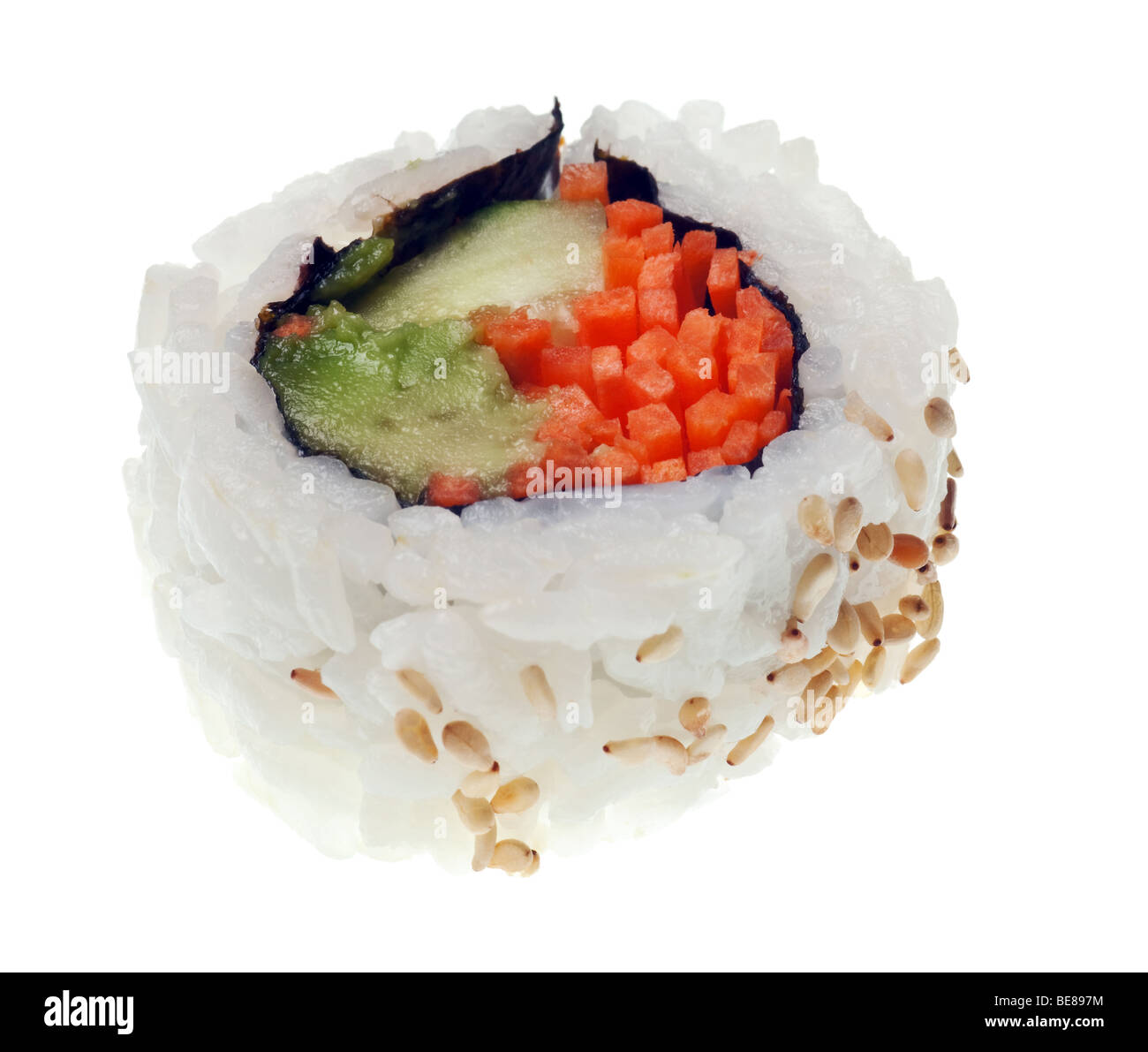 Rouleau de sushi végétarien en Californie avec le riz et les algues isolé sur fond blanc Banque D'Images