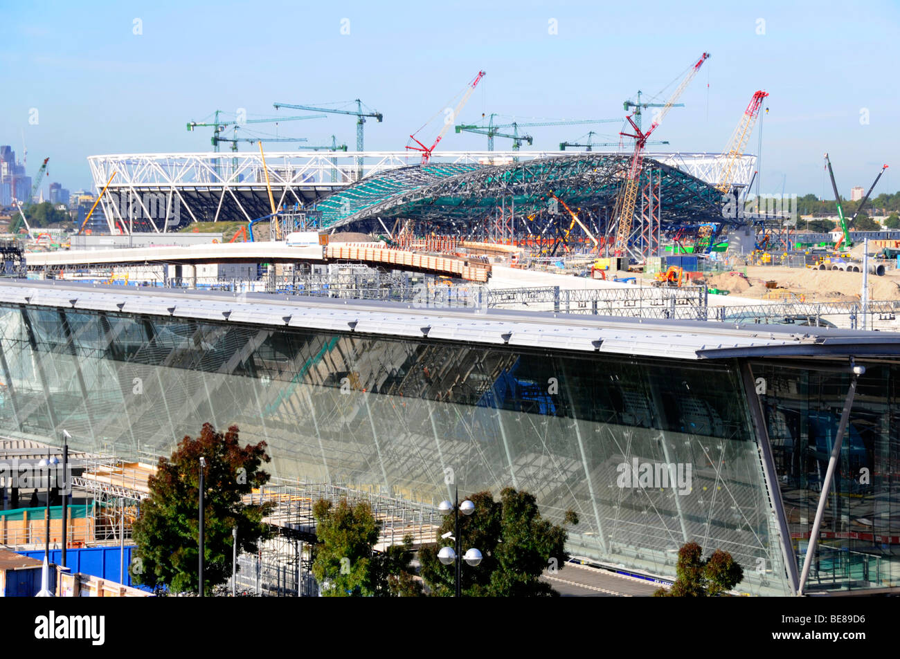 Vue aérienne projets de construction de bâtiments des Jeux Olympiques de 2012 travaux en cours centrés autour de la gare routière et ferroviaire de Stratford est de Londres Angleterre Royaume-Uni Banque D'Images