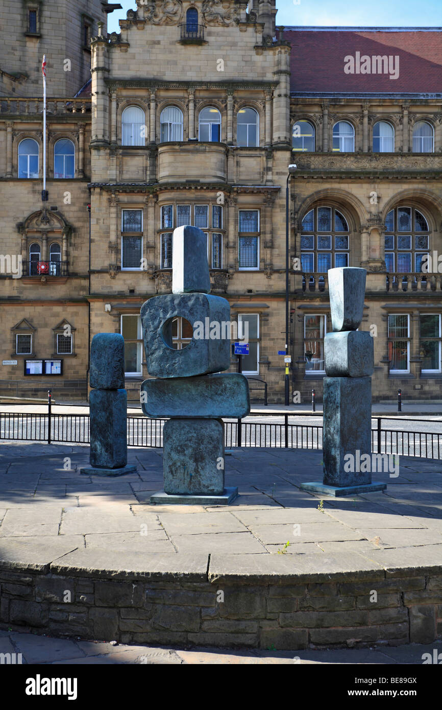 Barbara Hepworth, famille de l'homme Sculpture en face de West Riding County Hall, Wakefield, West Yorkshire, Angleterre, Royaume-Uni. Banque D'Images