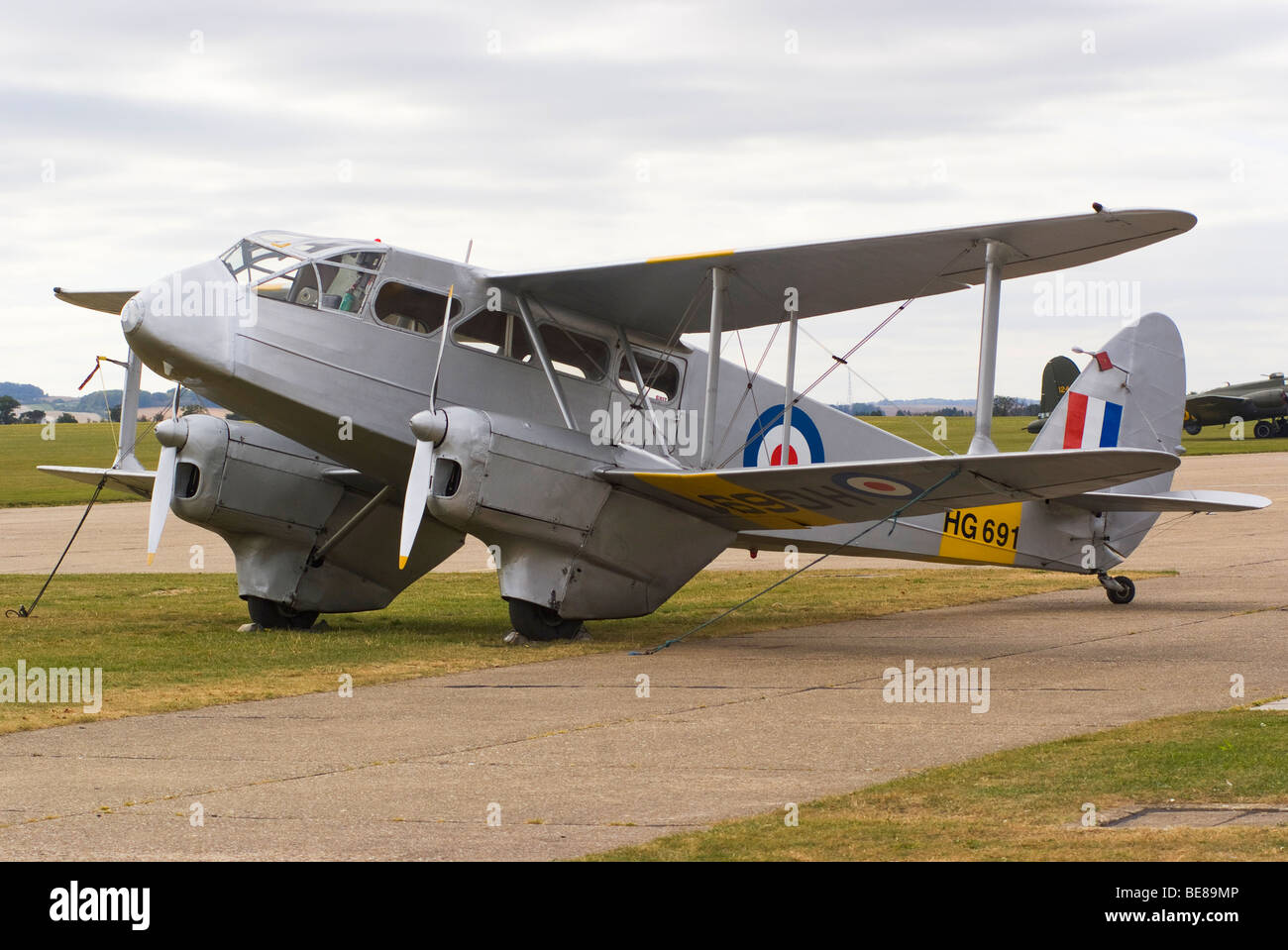 RAF un de Havilland DH89A Dragon Rapide Transport Aircraft HG691 stationné sur l'Aérodrome de Duxford Tablier IWM England UK Banque D'Images