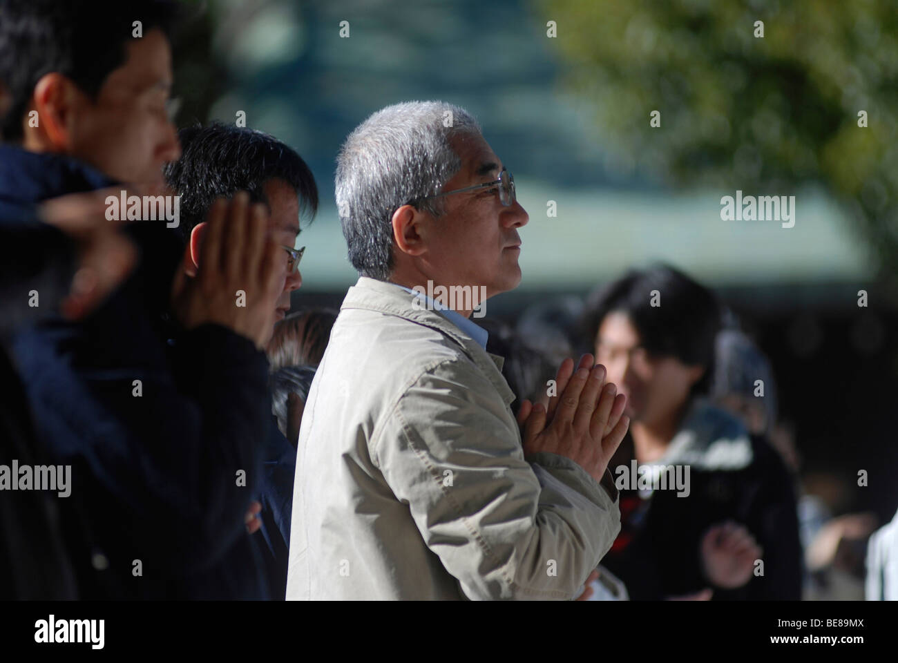 Le Japon Honshu Tokyo Jingumae - à Meijijingu culte ligne de nouveaux ans fidèles priant avec les mains jointes ensemble Banque D'Images