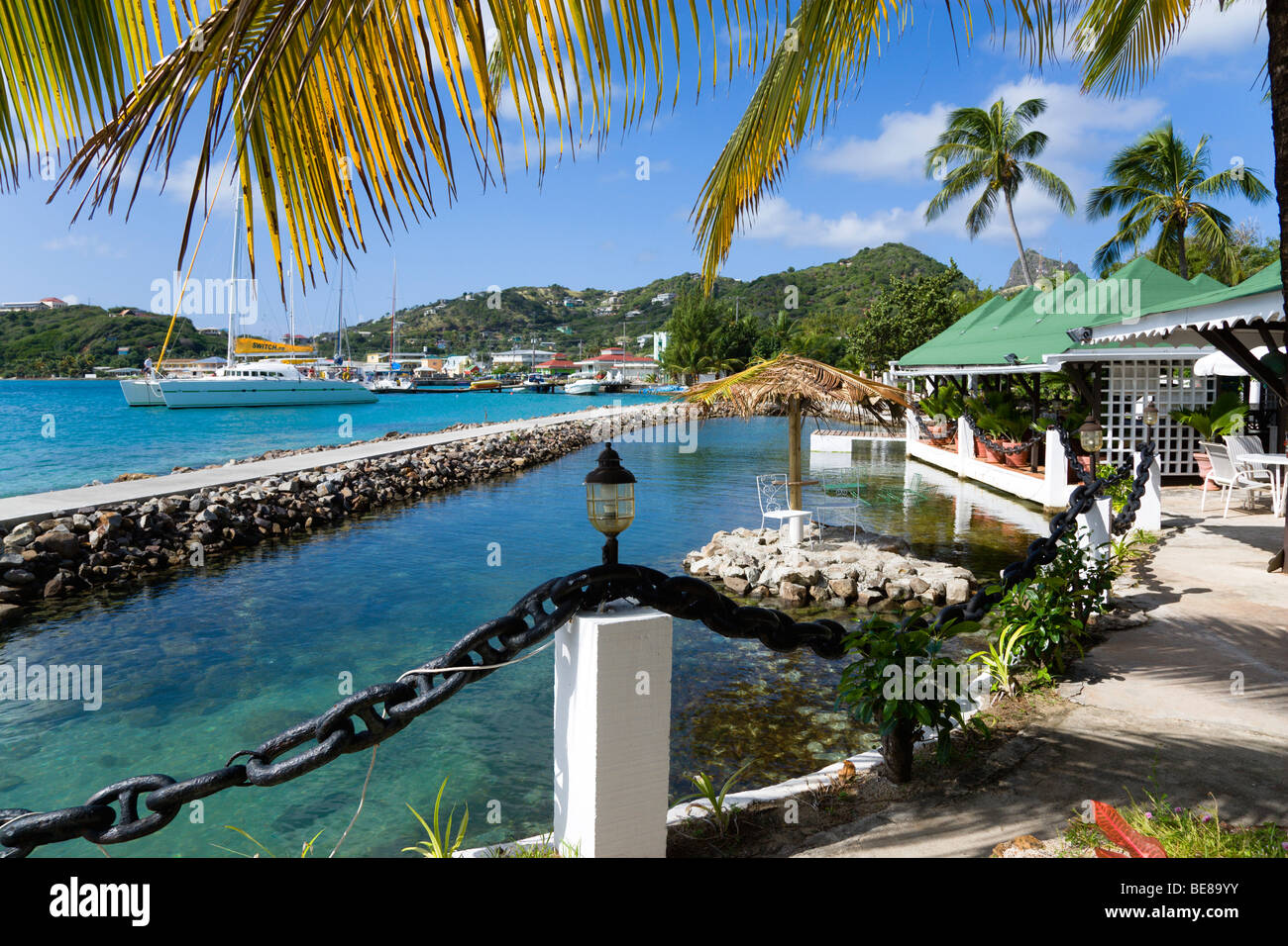 Antilles Caraïbes St Vincent & les Grenadines Union Island Clifton et le port d'Anchorage yacht club par requin de récif extérieure Banque D'Images