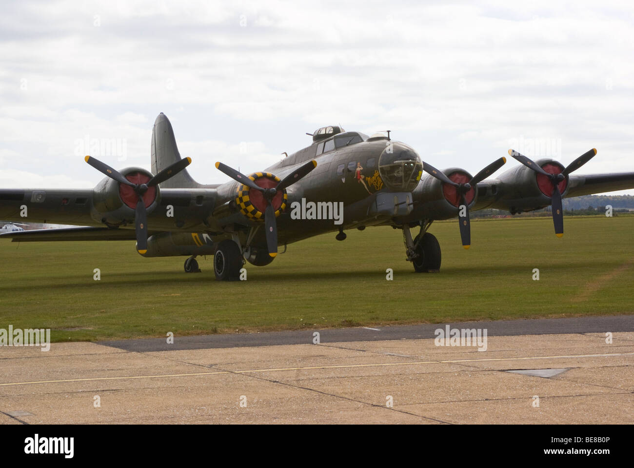 Boeing B-17G Flying Fortress Bombardiers Memphis Belle 124485 sur un tablier à l'Aérodrome de Duxford IWM Angleterre Royaume-Uni UK Banque D'Images