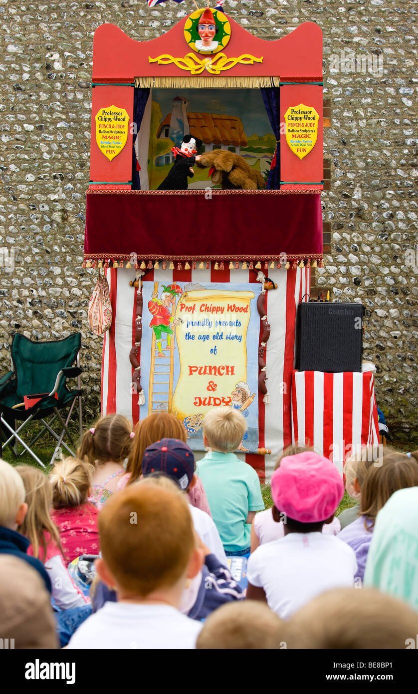 Angleterre West Sussex Findon Village juste Mouton Punch and Judy Show avec public d'enfants assis sur le sol à regarder des marionnettes. Banque D'Images