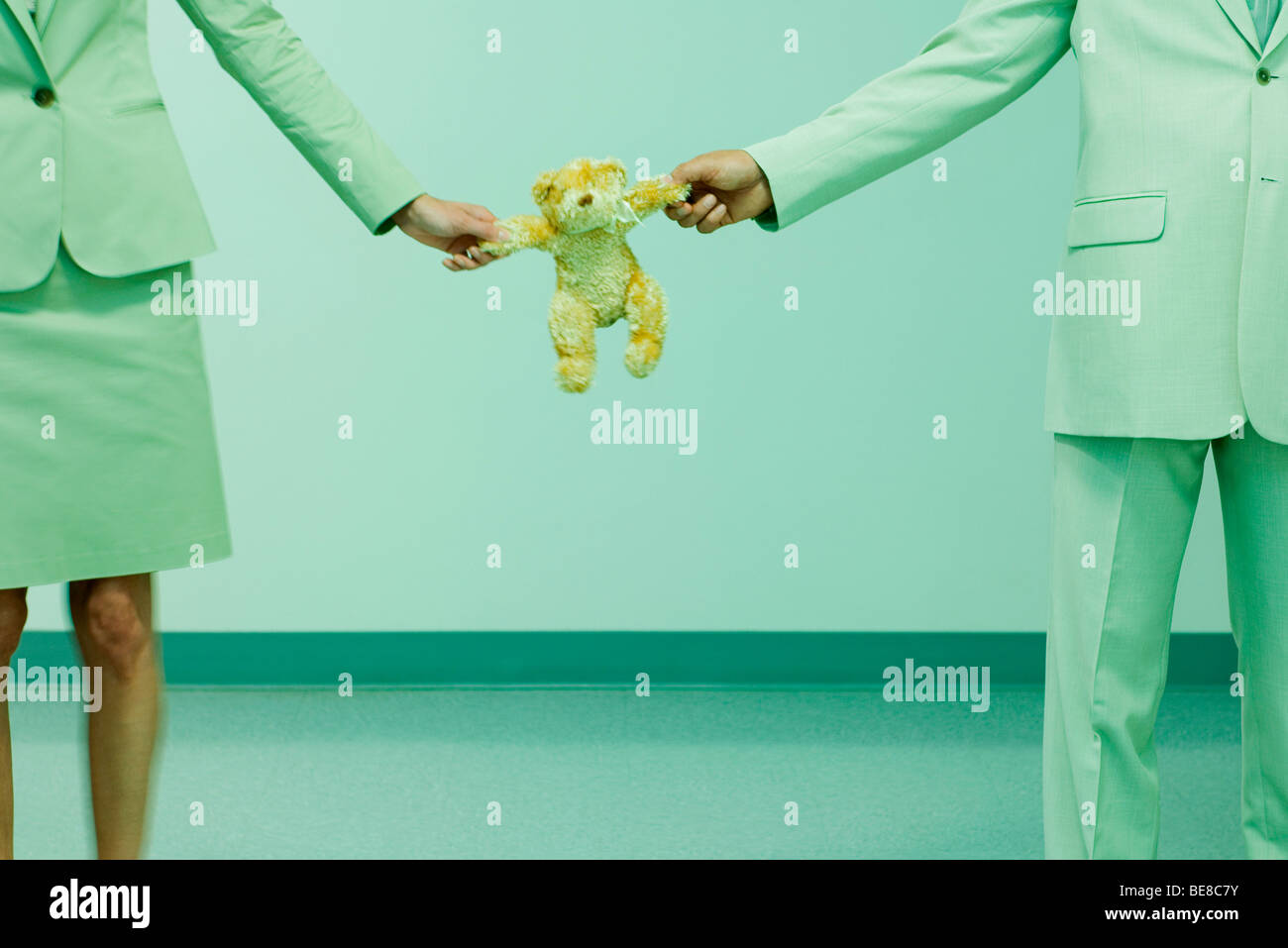 Couple standing apart, la maintenant sur les deux ours, cropped Banque D'Images