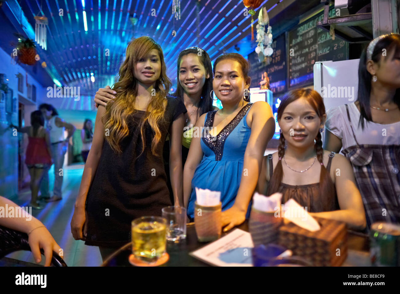 Un bar à bière cambodgienne et commerce du sexe les filles qui travaillent. Phnom Penh Cambodge S. E. Asie Banque D'Images