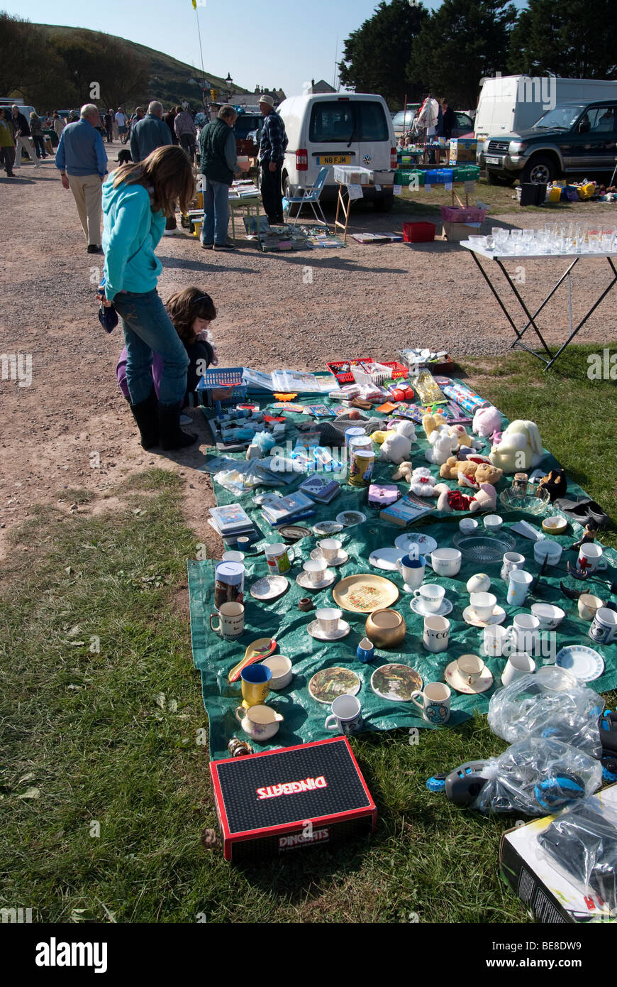 Commerçants et clients à un dimanche car boot sale à West Bay, Dorset Banque D'Images