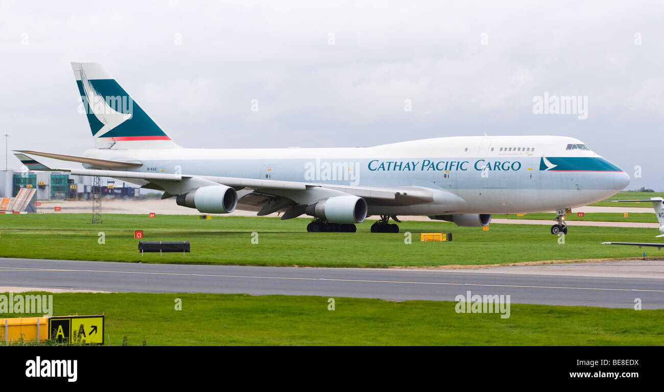 Dragonair Cathay Pacific cargo Boeing 747 Avion 400 B-KAG roulement au décollage à l'aéroport de Manchester en Angleterre Royaume-Uni Banque D'Images