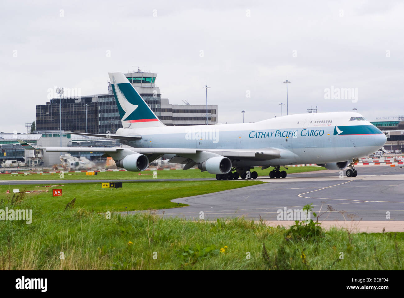 Dragonair Cathay Pacific cargo Boeing 747 Avion 400 B-KAG roulement au décollage à l'aéroport de Manchester en Angleterre Royaume-Uni Banque D'Images
