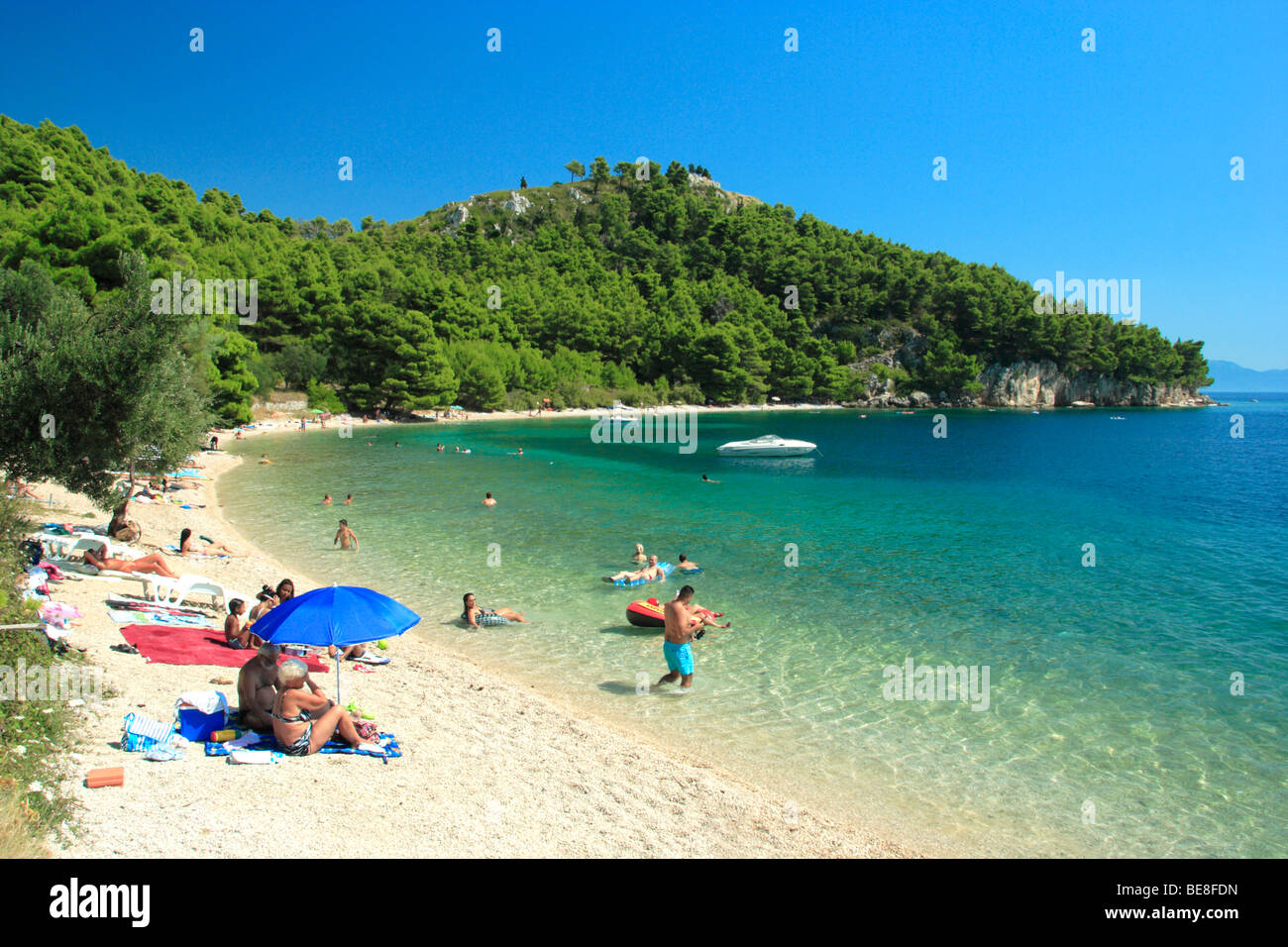 Les touristes sur une plage en Croatie, Croatie village Banque D'Images