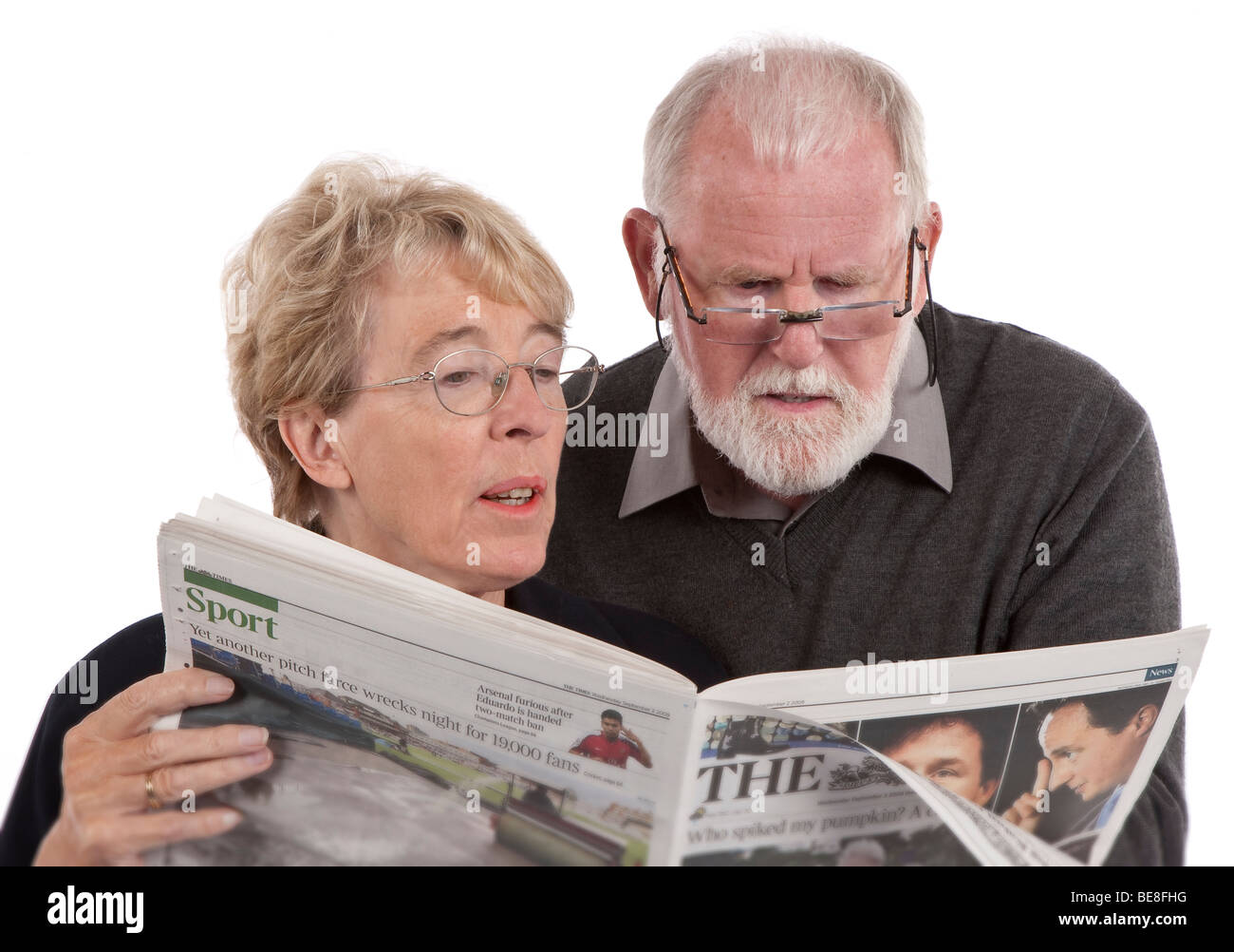 Couple de retraités plus âgés journal lecture ensemble Banque D'Images