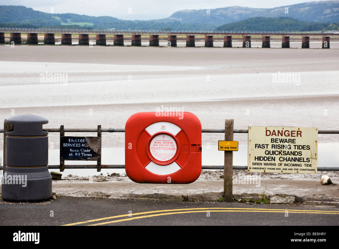 Les panneaux d'avertissement et viaduc ferroviaire sur l'estuaire de Kent à Arnside Banque D'Images