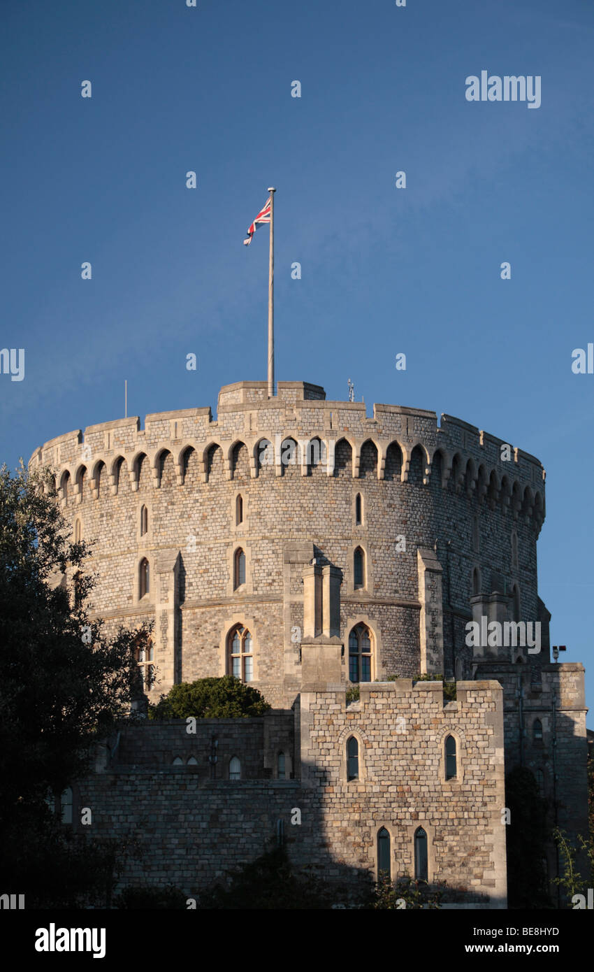L'Union flag flying de la tour ronde du château de Windsor, Berkshire, Royaume-Uni. Banque D'Images