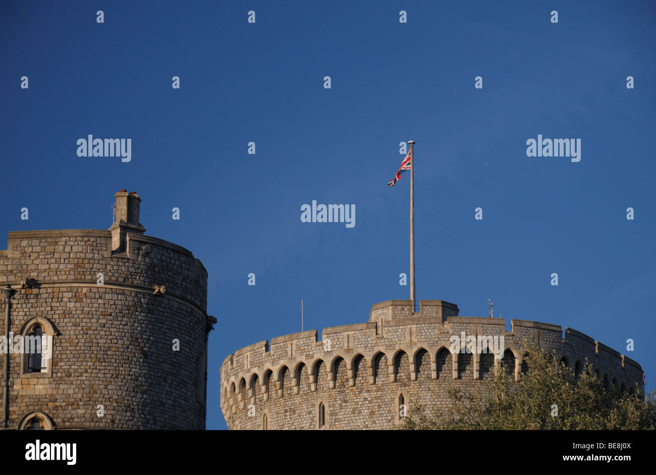 L'Union flag flying de la tour ronde du château de Windsor, Berkshire, Royaume-Uni. (Henry III Tower sur la gauche). Banque D'Images