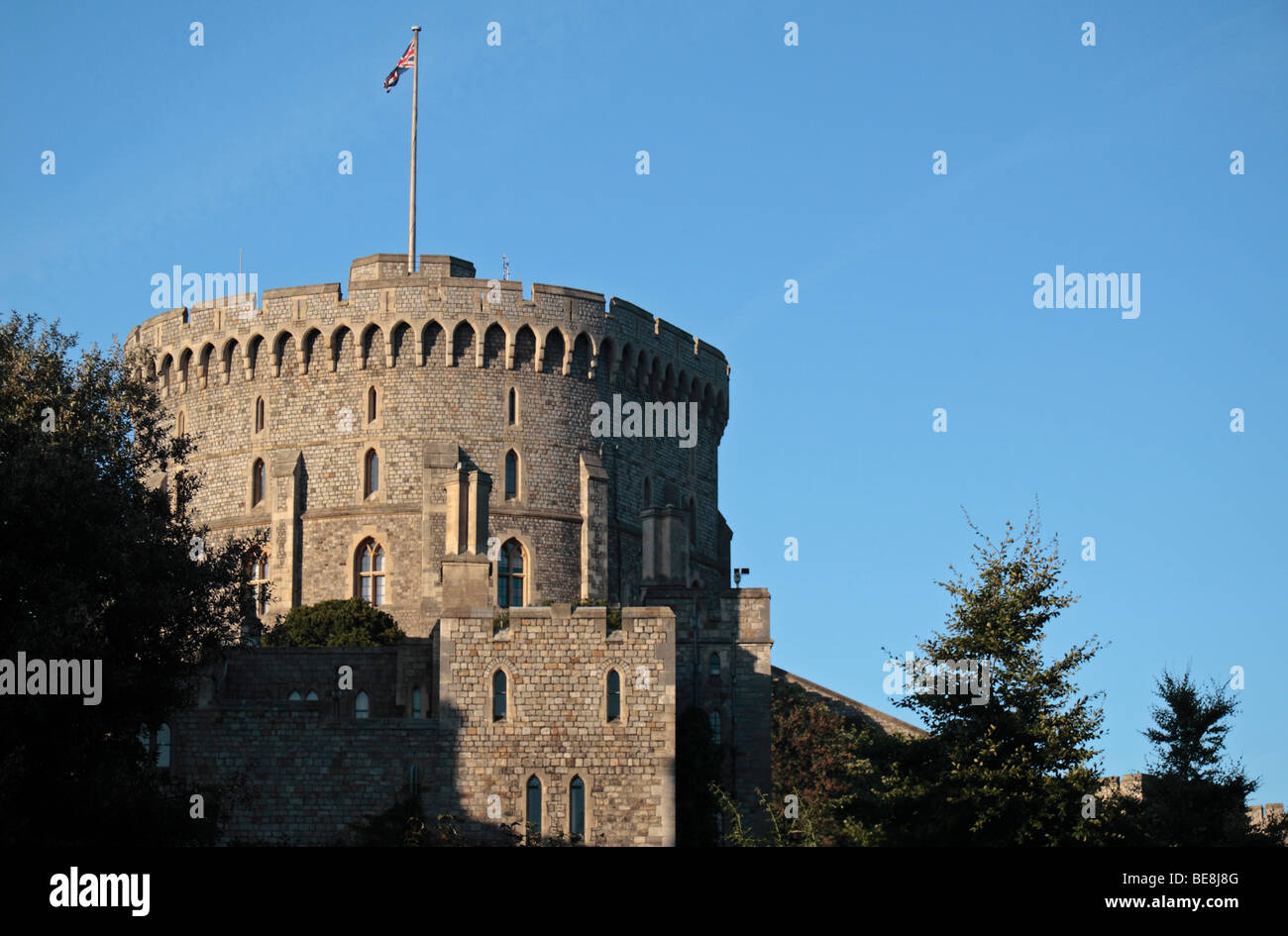 L'Union flag flying de la tour ronde du château de Windsor, Berkshire, Royaume-Uni. Banque D'Images