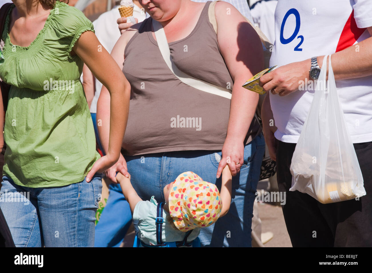 Femme dans la file d'attente avec enfant UK Banque D'Images