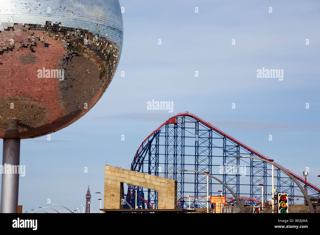 Boule miroir géant sur la promenade sud de Blackpool Banque D'Images