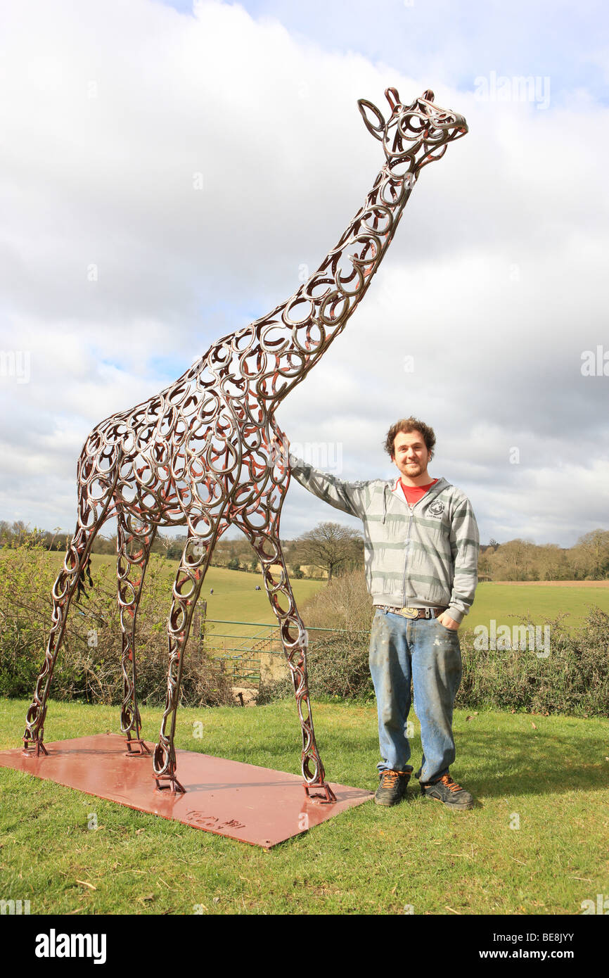 Tom Hill avec l'une de ses sculptures en fer à cheval Banque D'Images