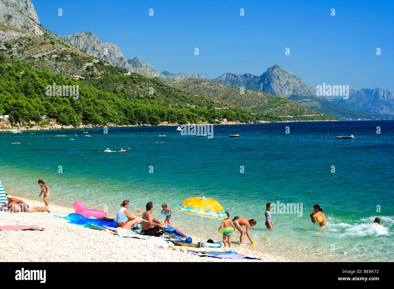Les touristes sur une plage en Croatie, Croatie village Banque D'Images