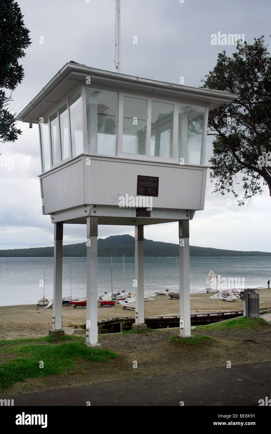 Plage à col étroit, Devonport, à l'Est, vers l'île de Rangitoto, Auckland, Nouvelle-Zélande Banque D'Images