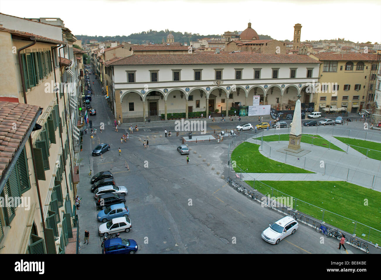 L'extrémité sud de la Piazza di Santa Maria Novella montre la Loggia di San Paolo. Banque D'Images